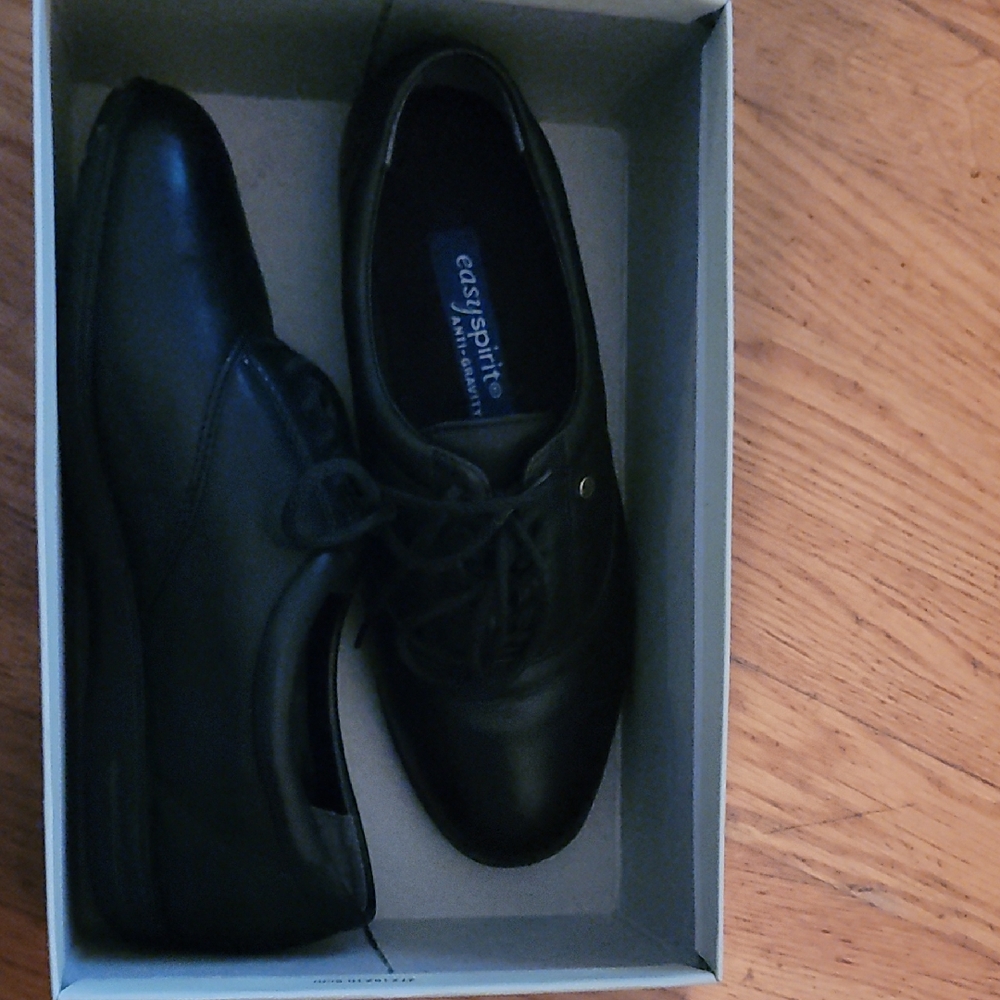 Easy Spirit Women's Classic Black Oxfords